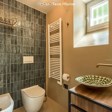 Life, Terremarine アパート